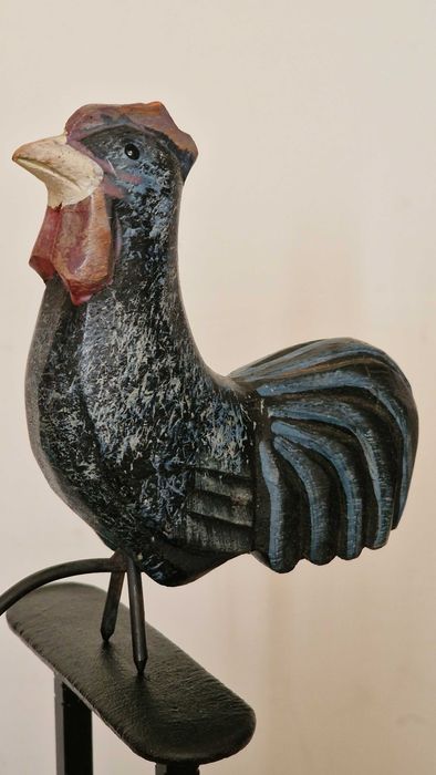 Дървен люлеещ петел на чугунена основа– 30см