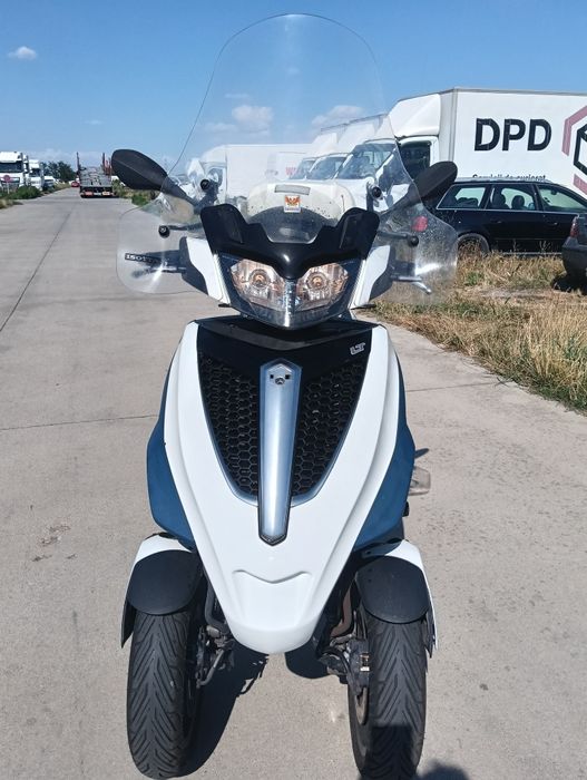 Scuter categoria B 3 roti piaggio mp 3oo cc .  2013 injectie