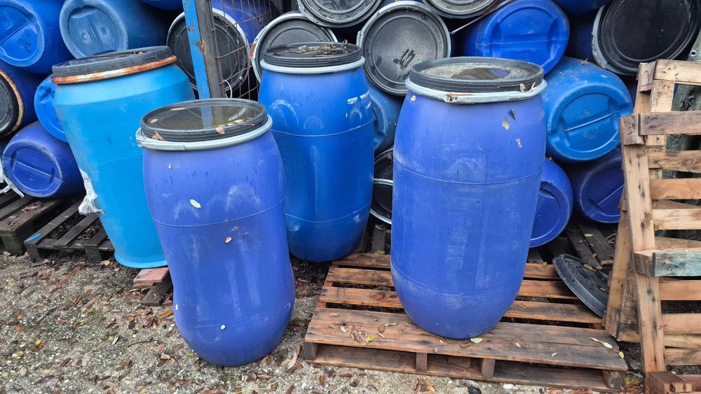 Vindem butoaie tabla si plastic