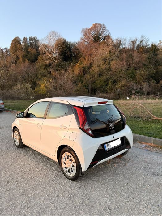 Продавам Тойота Айго / Toyota Aygo / 17к км Navi и камера за задно виж