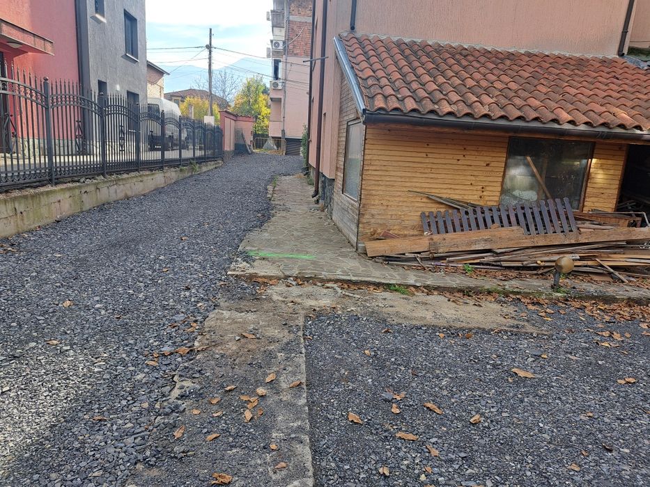 Давам място със постройка  под наем 300кв м