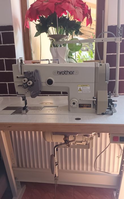 Masina de cusut BROTHER cu 2 ace escamotabila, pentru gros