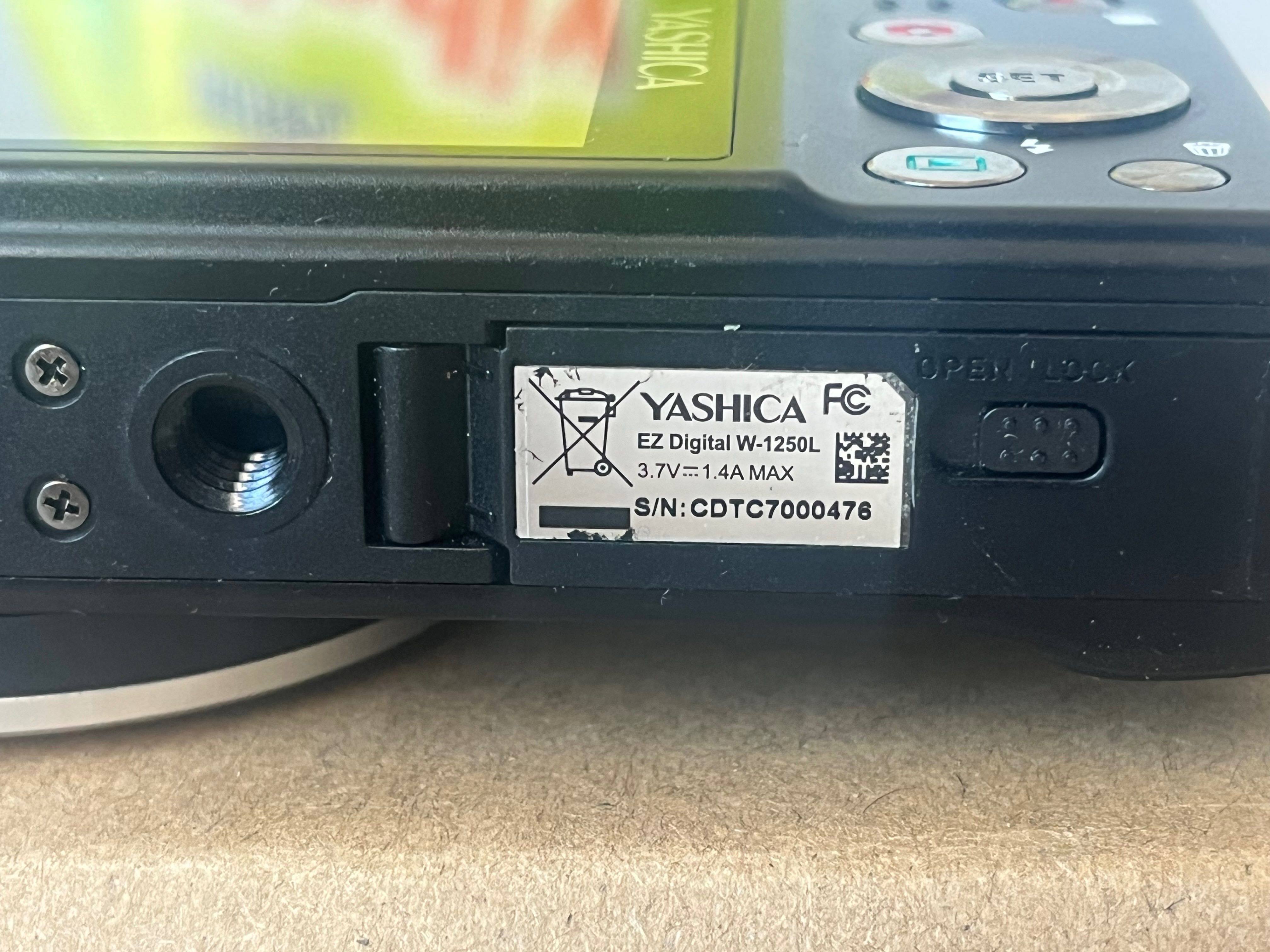 Yashica digital W-1250L