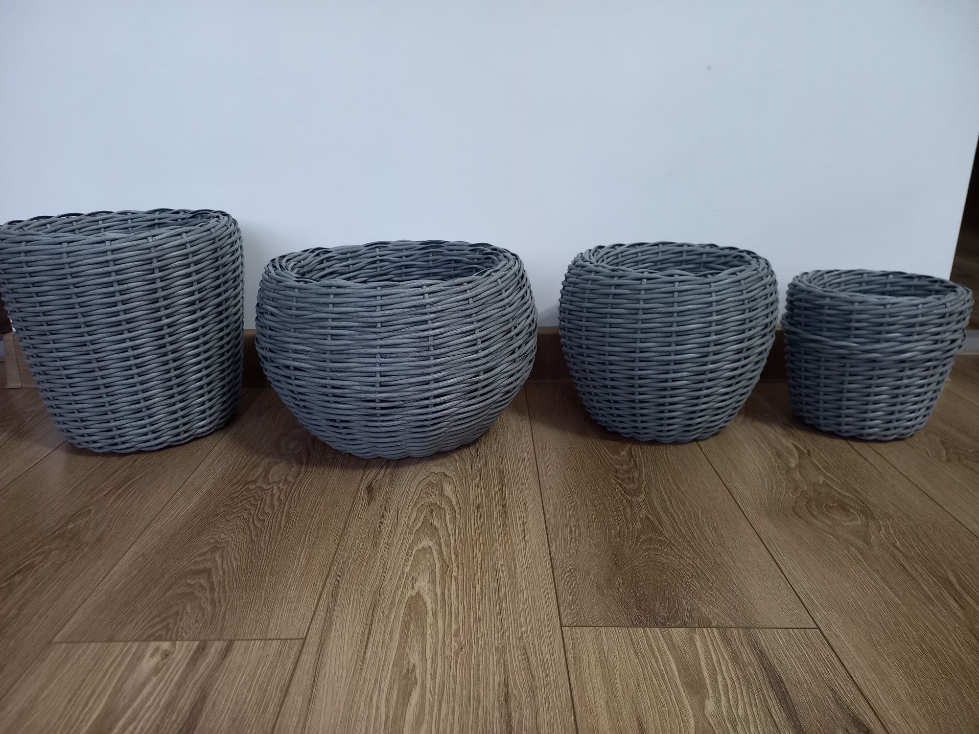 Кашпо из ротанга.