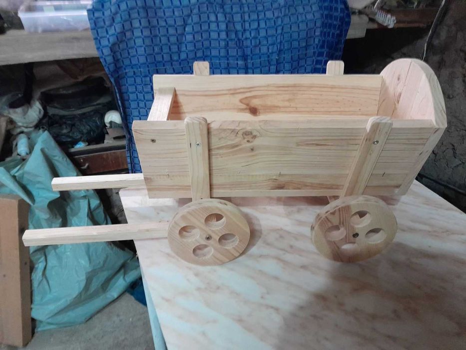 Дървена каручка ръчна изработка