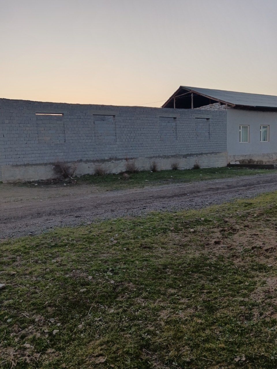 Участка сотилади 10 сотух шлака блокдан кутарилган