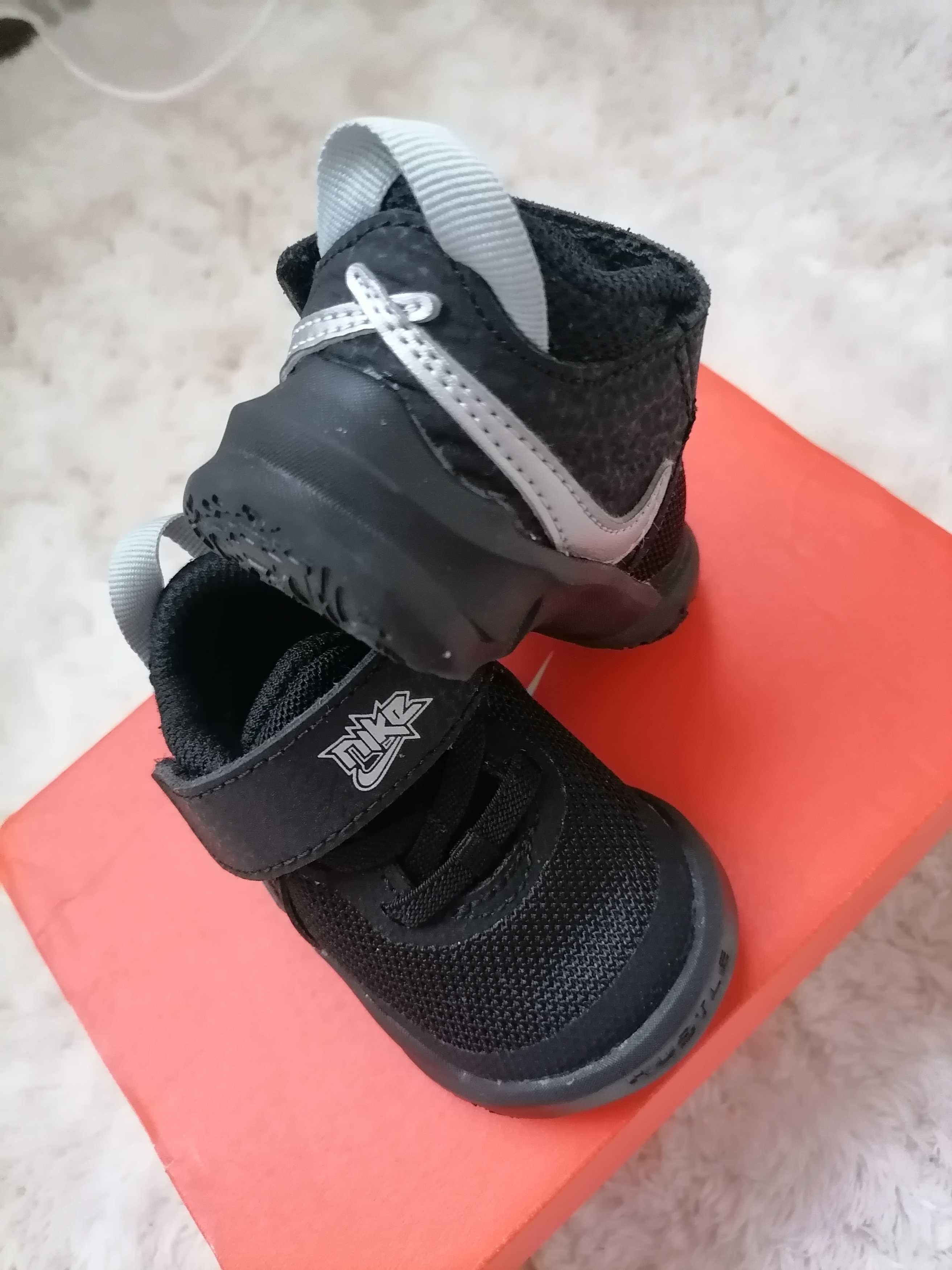 Бебешки маратонки Nike Team Hustle D, нови