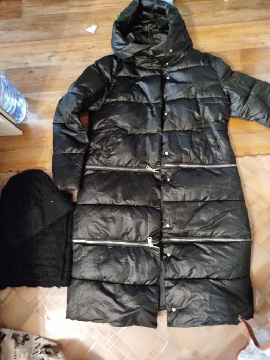 Продаю женские  зимние куртки шапка комплект  состояние отличное разме