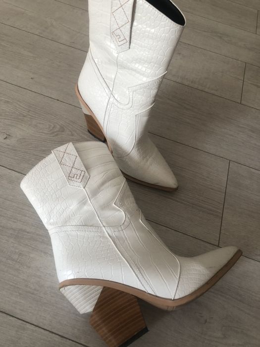 Сапожки белые