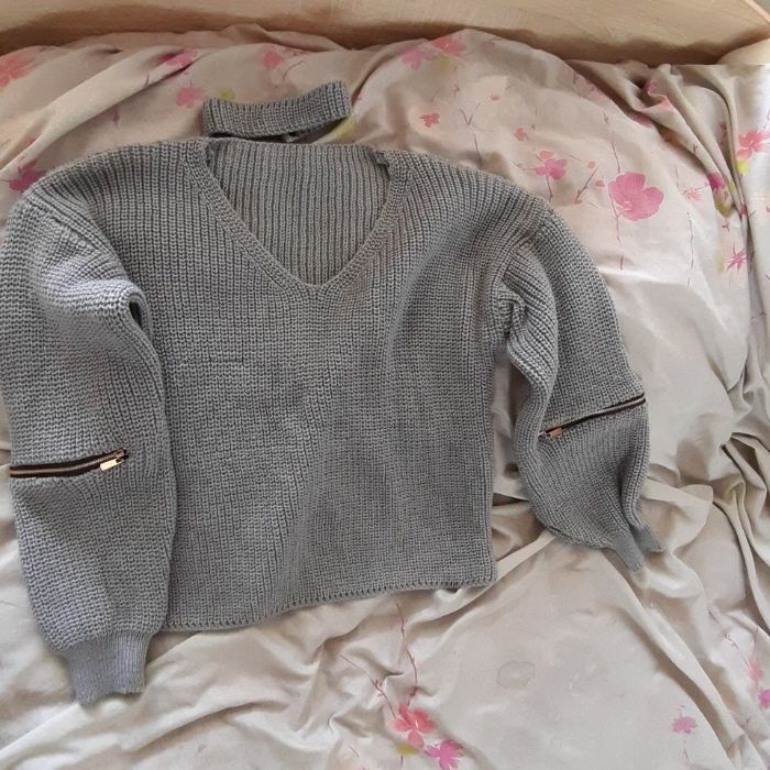 pulovar cu choker si fermoare pe brate