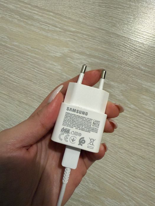 Samsung Galaxy S24 violet