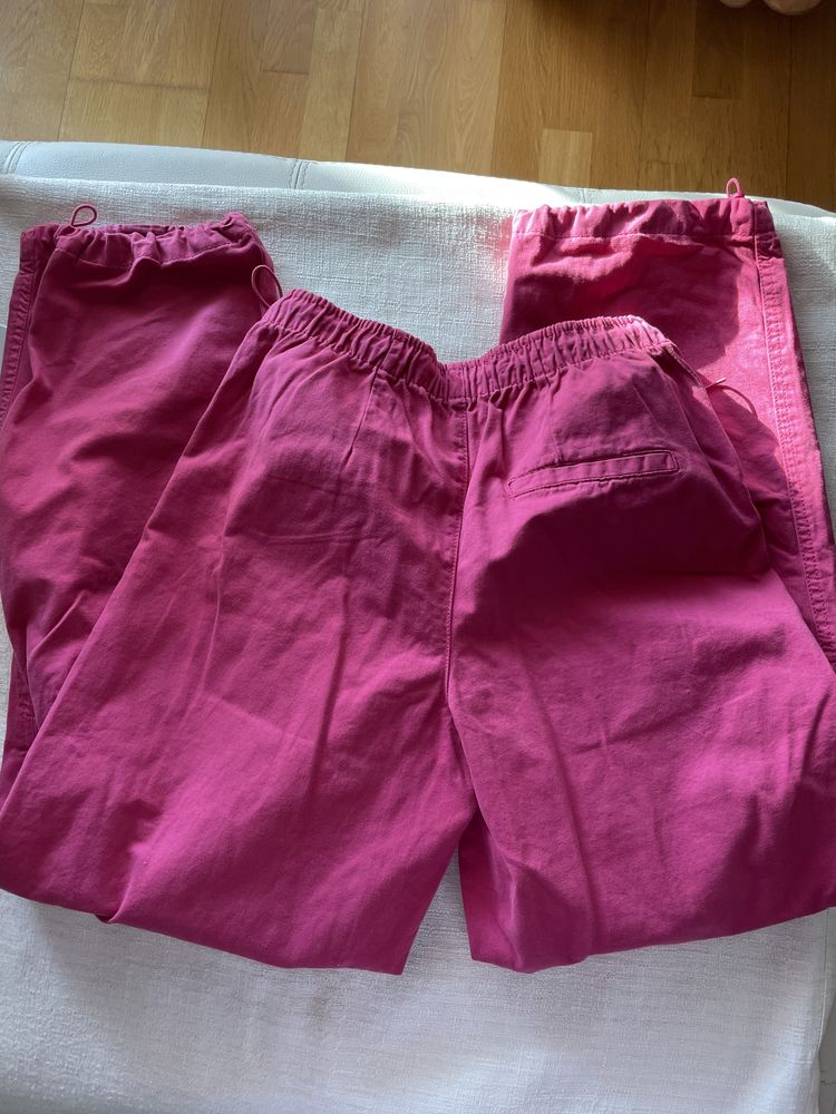 Pantaloni roz parachute Bershka