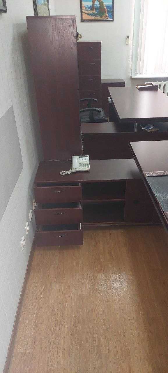 Продаю комплект офисной мебели для руководителя 100у.е.  как новая