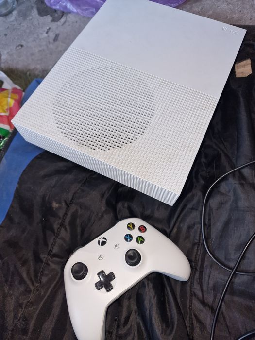 Продам приставку x box one S памяти 2 трб