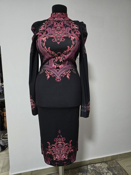 Rochie cu mâneci raglan bufante, cu forme feminine, in tonuri de rosu