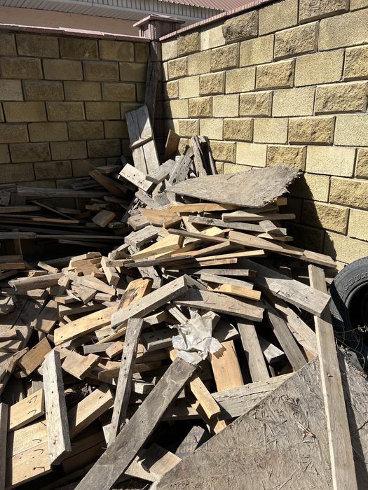 Дрова , доски обрезные . Остались после строики дома