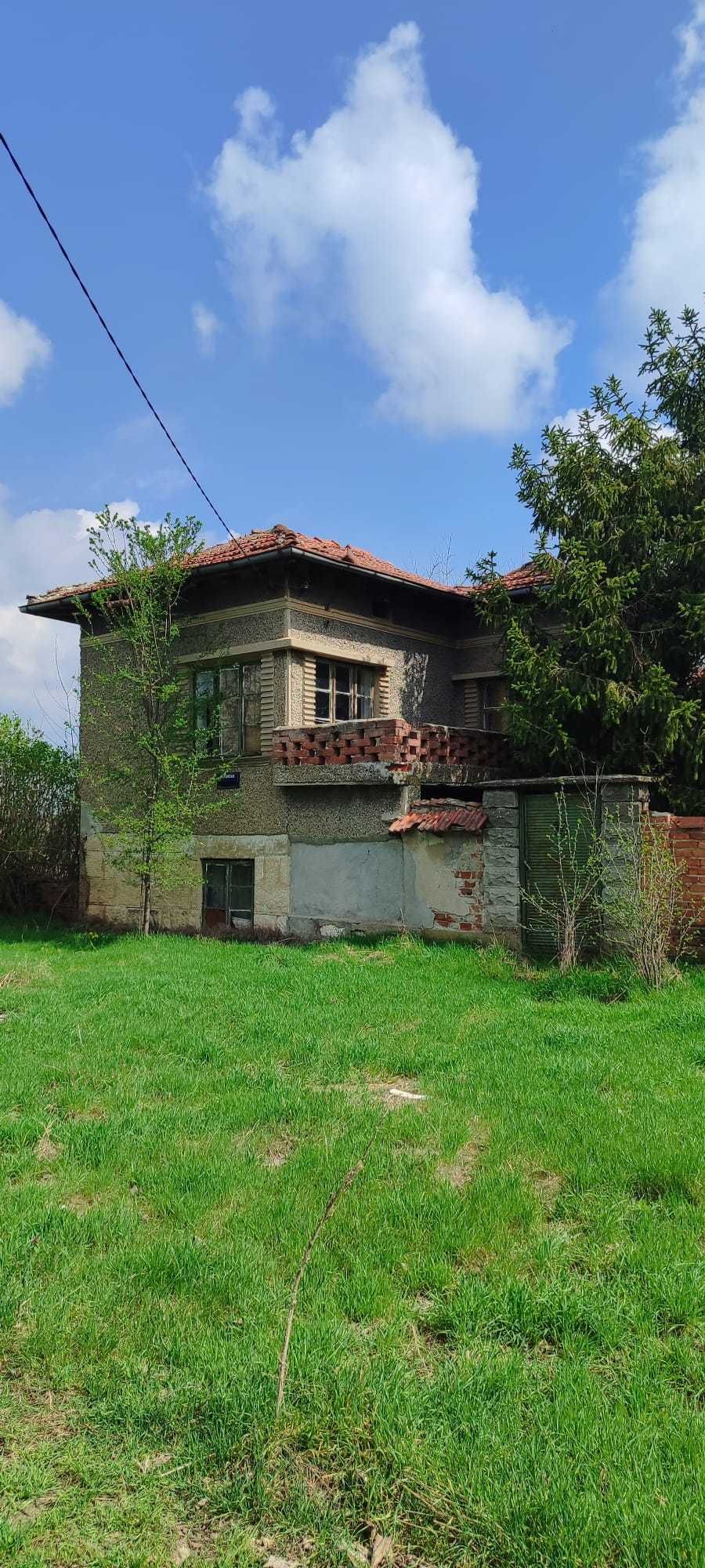 Къща с  дворно място 2000 м2в Ул Шар Планина 10  с. Борисово