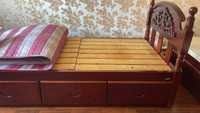 Кровать деревянная с полками