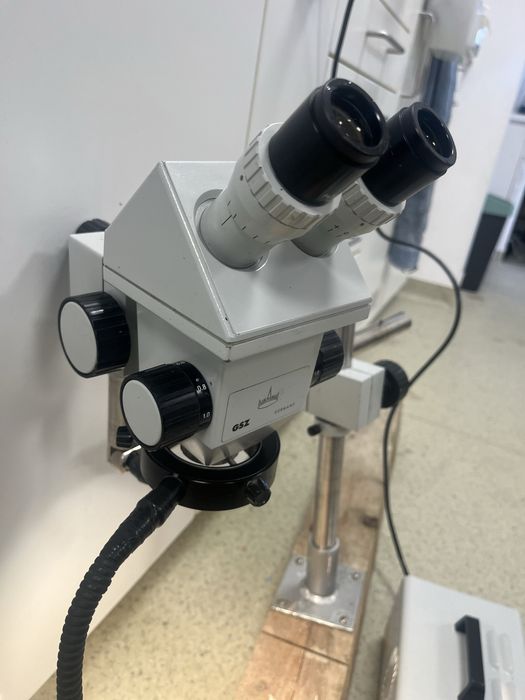 Microscop cu brat si lumina