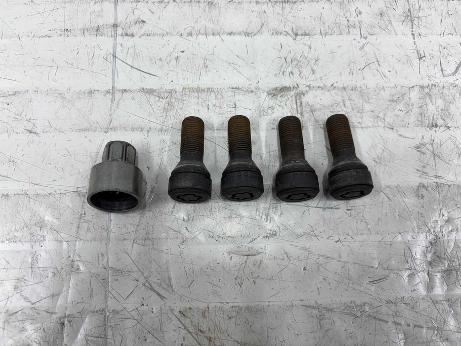 Комплект секретни болтове с камък БМВ Ф Г У серия BMW F G U серия