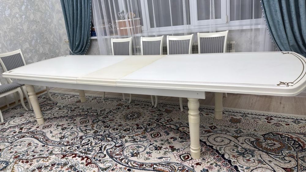 Стол 3 метра,еще удленяется на 4,5 метра со стульями, почти новые