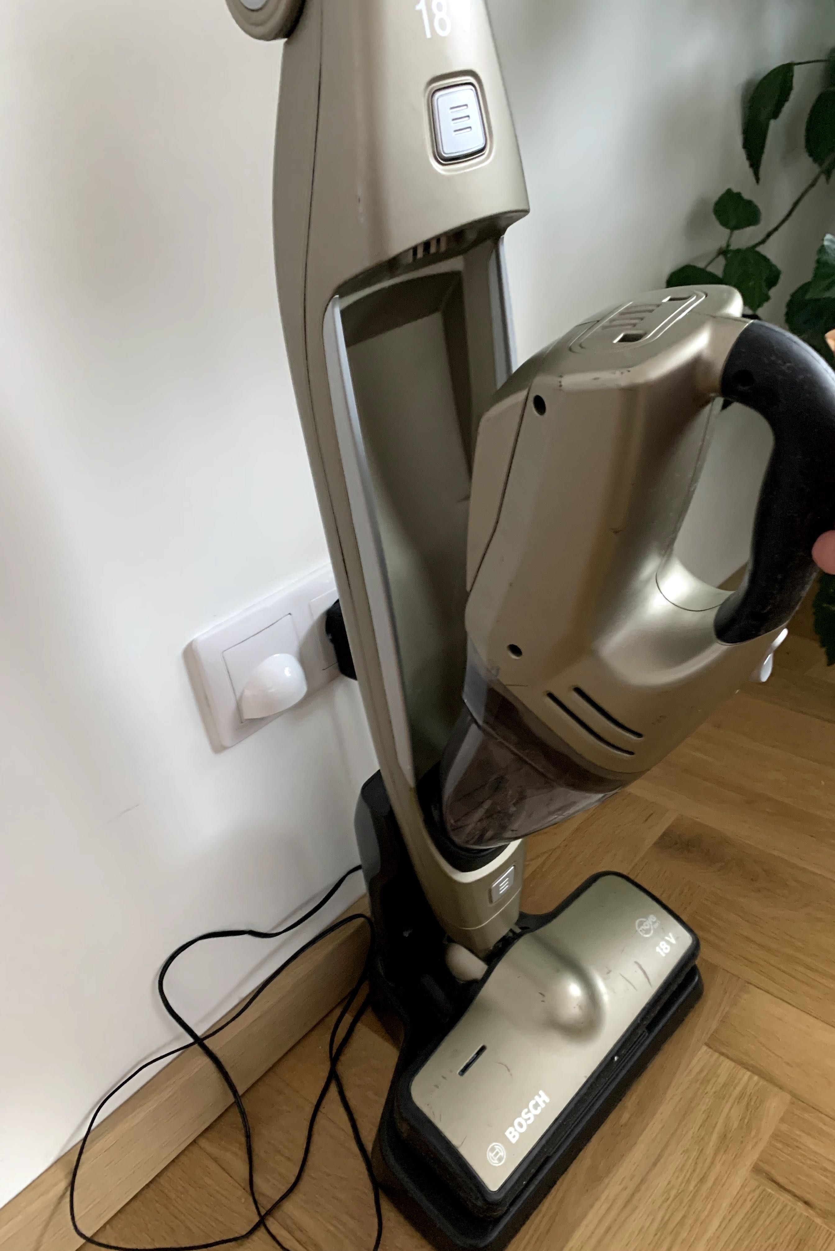 Bosch_вертикална безжична прахосмукачка_2 в 1_18 V_Li-Ion батерия