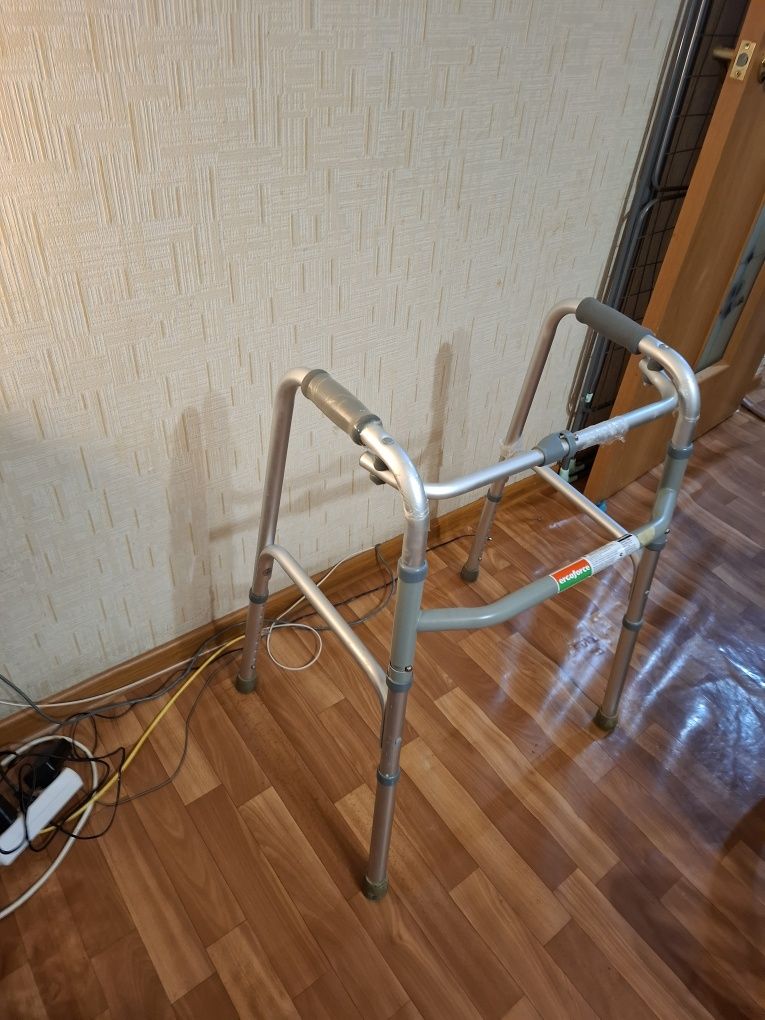 Продаю инвалидные ходунки