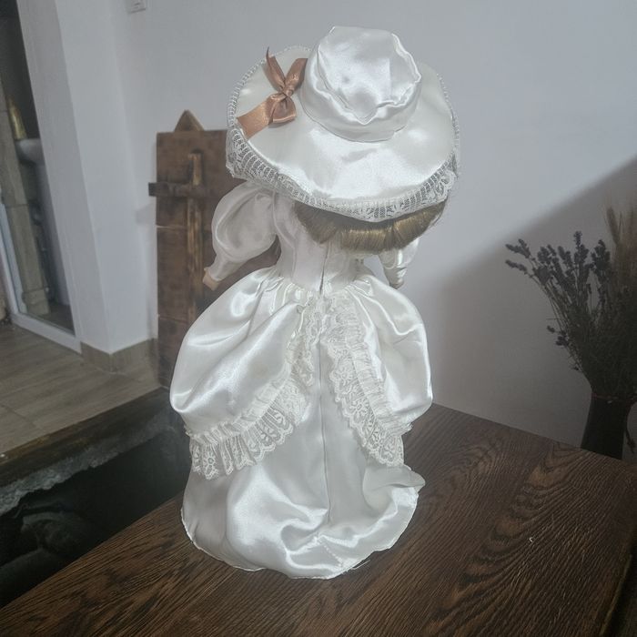 Vând 2 păpuși de portelan