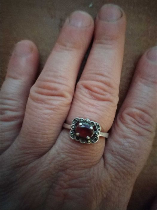 Inel din argint, cu piatra roșie