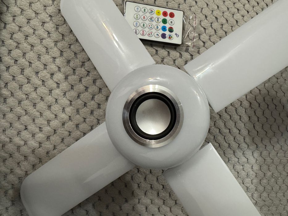 Bec bluetooth cu 4 brațe ( boxă încorporată )