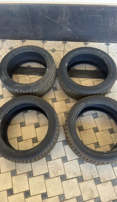 Продам комплект зимних шин размерами 235/45/18