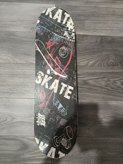 Skateboard folosit de câteva ori