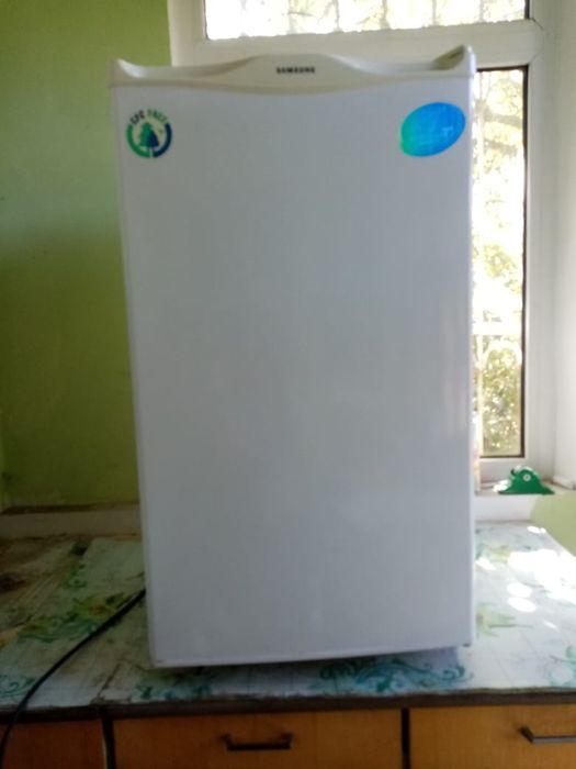 Небольшой настольный холодильник