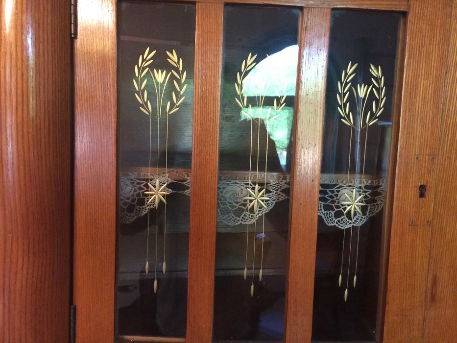 Bufet-Vitrina, vechi (Credenț), perioada intebelică