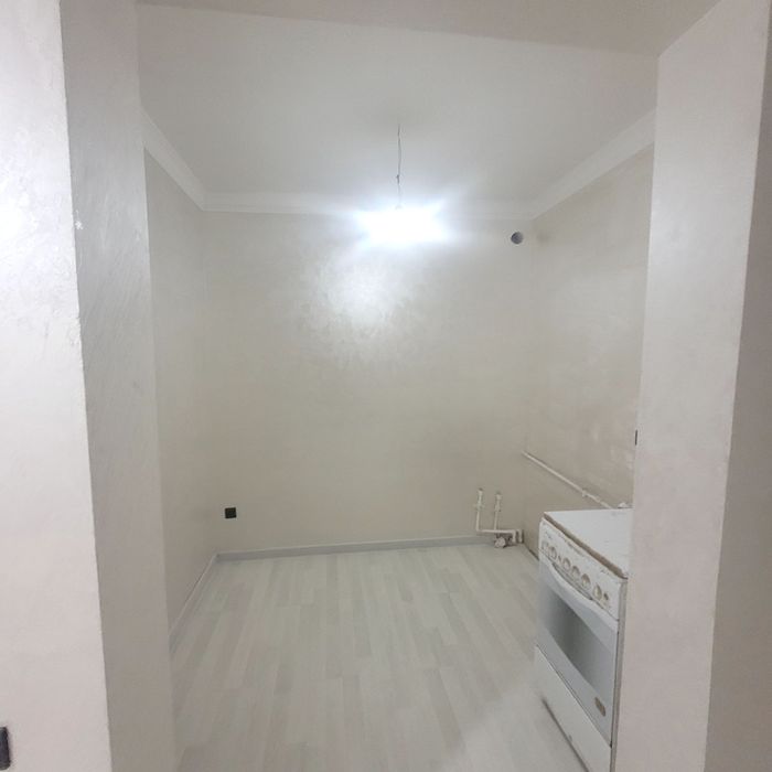 Продаётся 2-комнатная квартира супер локация, чистый ремонт.