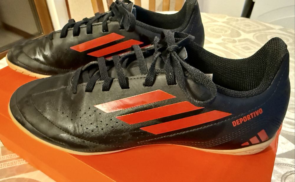 Спортни / футболни обувки ADIDAS + 2 корѝ подарък