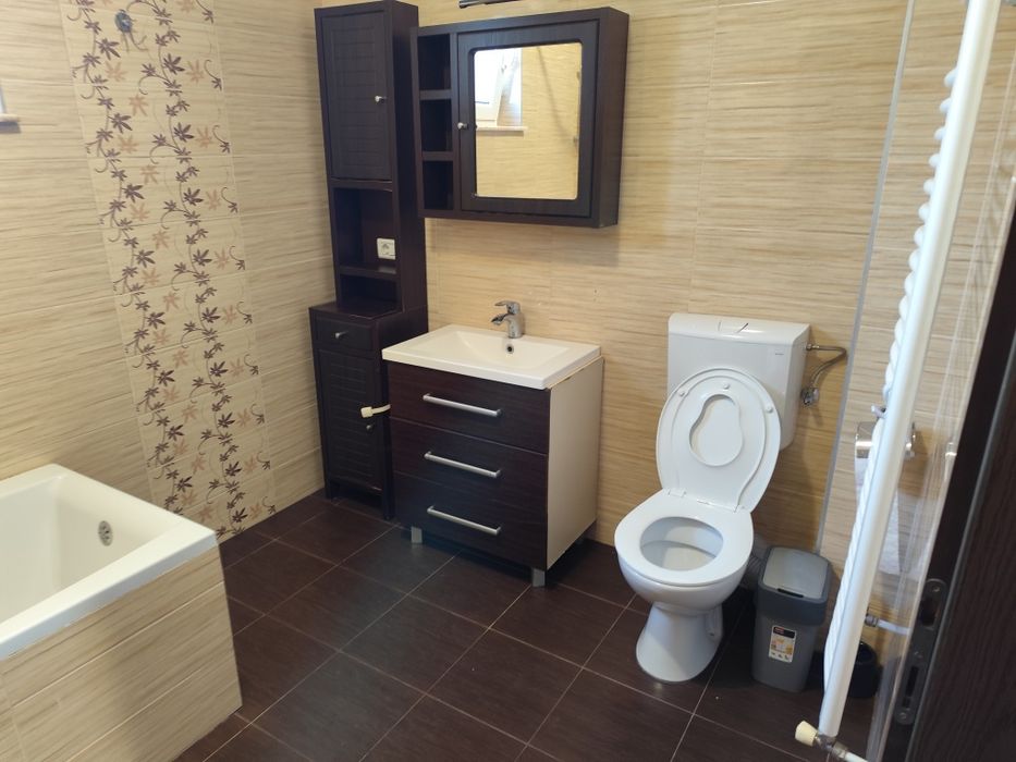 Închiriez apartament cu 2 camere