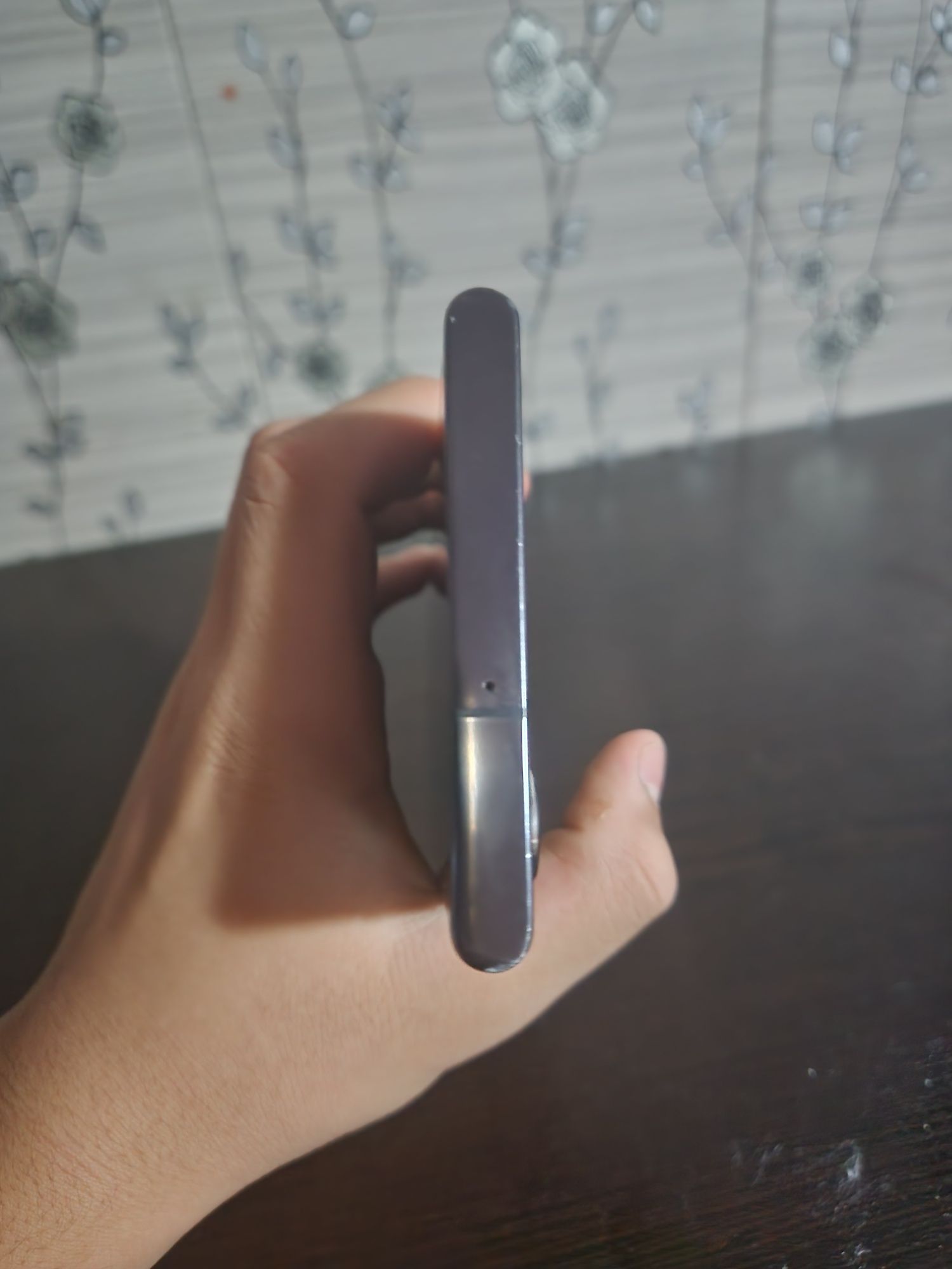 Samsung S22 ultra xotira512GB faqat aybi elrani kuygan holos