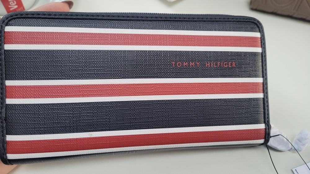 Нов портфейл с етикет