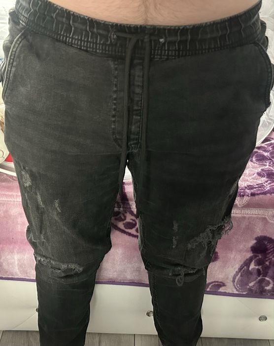 Vand blugi negri de barbati marimea 36