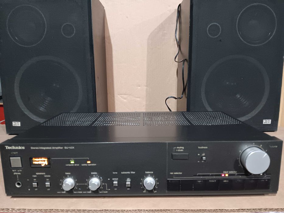 Amplificator Technics, casetofon Grundig , radio Gloria , radio lampi