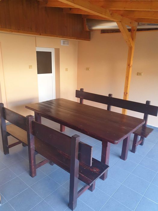 Дървена маса с две пейки