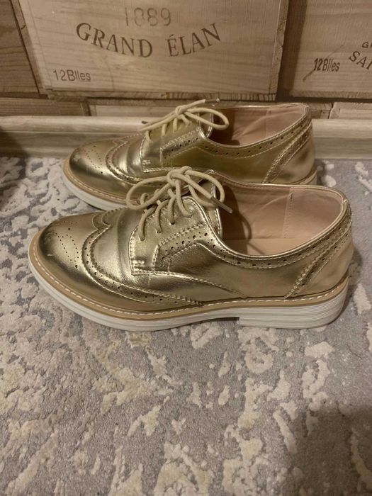 Ботуши, спортни обувки и боти с чанта комплект.