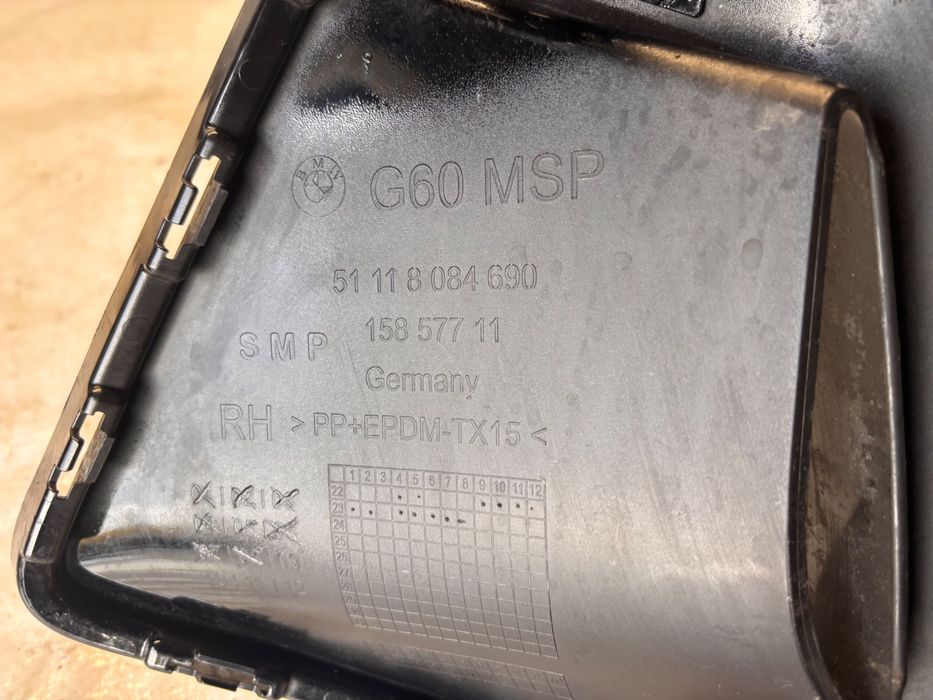 Десен въздоховод за броня BMW G60