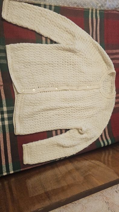 Ръчво плетена дамска жилетка