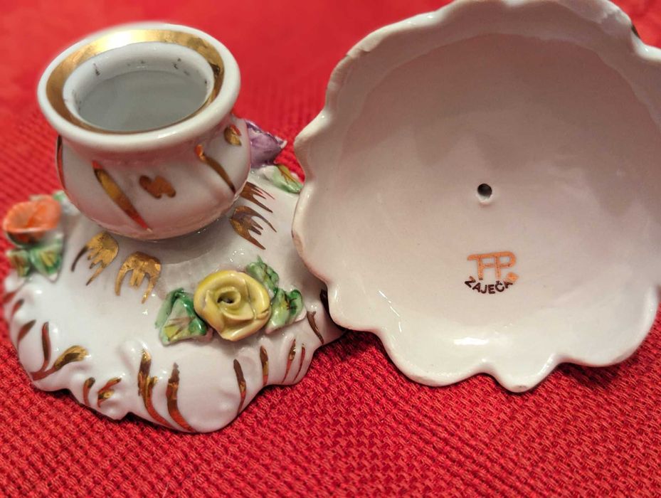 2 sfesnice superbe din portelan alb, ZAJEKAR