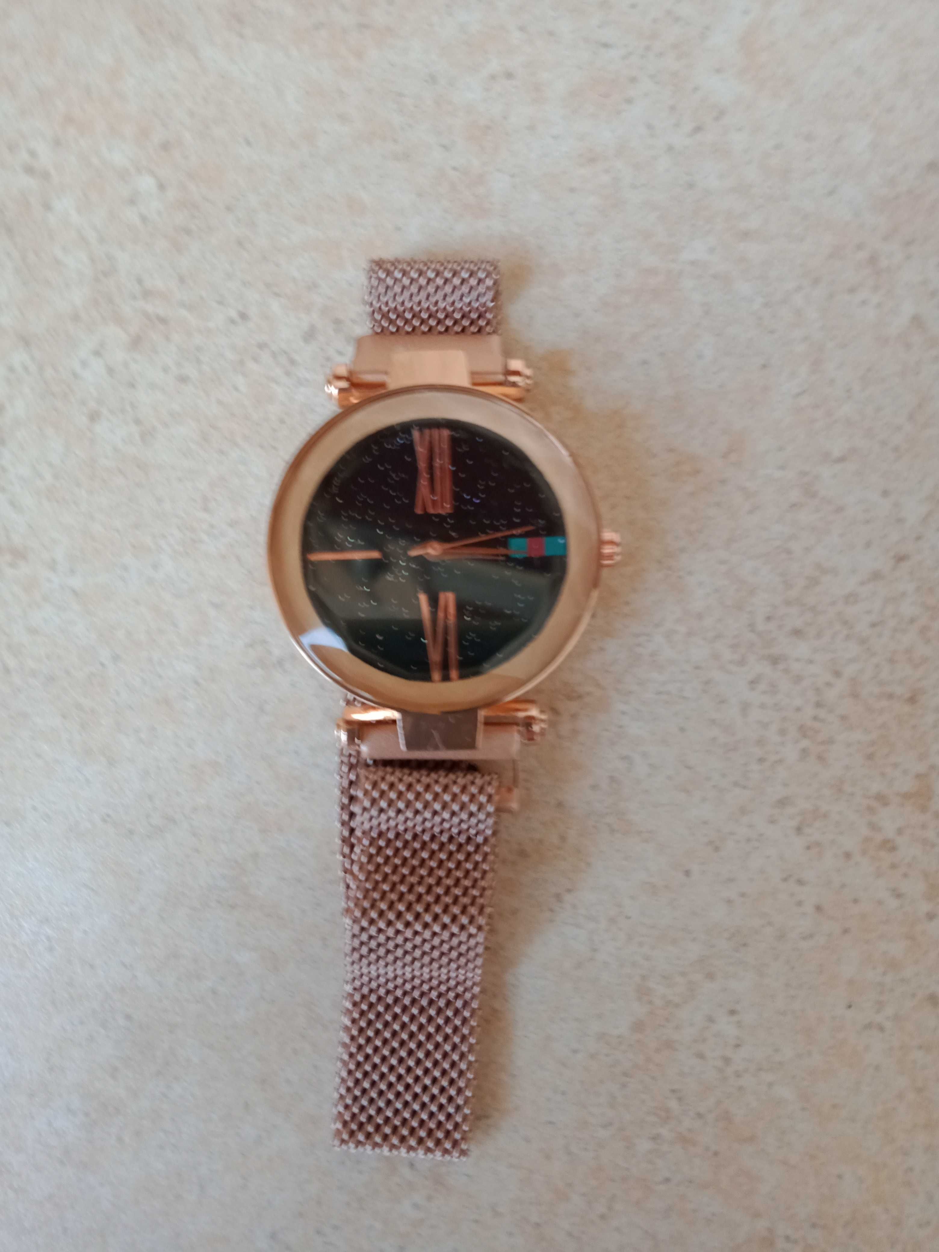 часы женские, кварцевые с магнитной застёжкой на браслете.