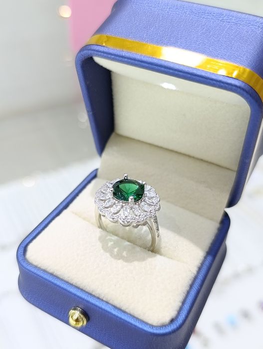 Серебряное кольцо с Изумрудом синтетик и Цирконием