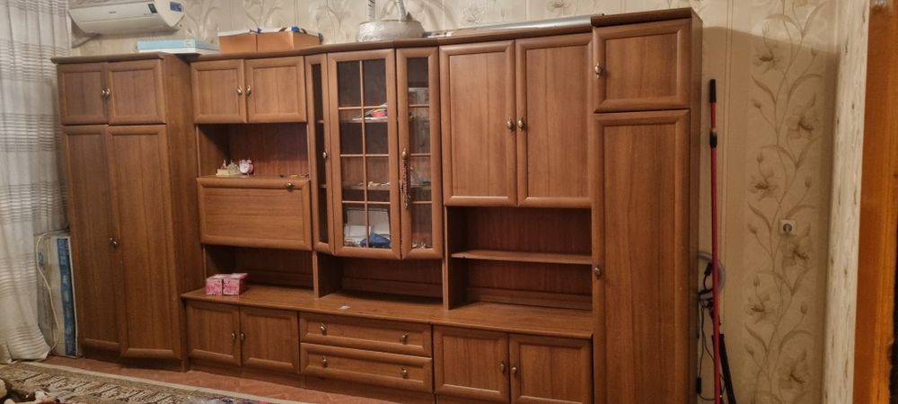 Сервант в хорошем состоянии.