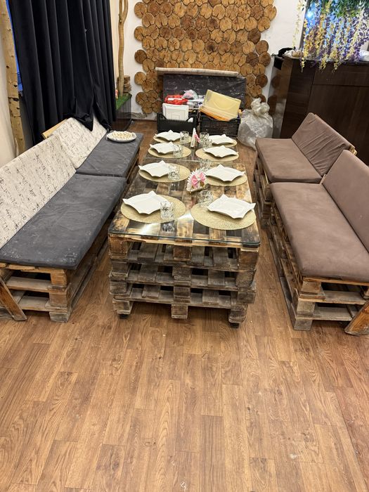 Стол стуля для кафе из поддонов